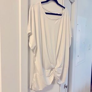 Short-sleeve top with a twist